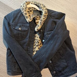Stylish Black Denim Jacket with Faux Fur Collar
